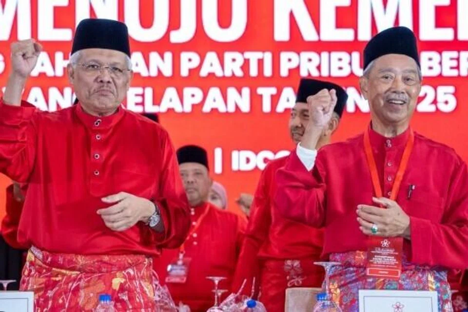 Presiden Parti Pribumi Bersatu Malaysia (Bersatu), Tan Sri Muhyiddin Yassin (kanan) dan Timbalan Presidennya yang dipecat pada 13 Februari lalu, Datuk Seri Hamzah Zainudin (kiri).