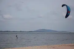 BERIADAH DALAM ANGIN KENCANG: Seorang lelaki melakukan luncur air dalam cuaca berangin lebih kencang di Pantai Changi pada 15 Januari lalu. Keadaan lebih berangin di Singapura biasa berlaku dalam musim tengkujuh timur-laut seperti yang sedang dialami pada masa ini, menurut Khidmat Kaji Cuaca Singapura (MSS). - Foto BH oleh JASON QUAH