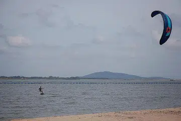 BERIADAH DALAM ANGIN KENCANG: Seorang lelaki melakukan luncur air dalam cuaca berangin lebih kencang di Pantai Changi pada 15 Januari lalu. Keadaan lebih berangin di Singapura biasa berlaku dalam musim tengkujuh timur-laut seperti yang sedang dialami pada masa ini, menurut Khidmat Kaji Cuaca Singapura (MSS). - Foto BH oleh JASON QUAH