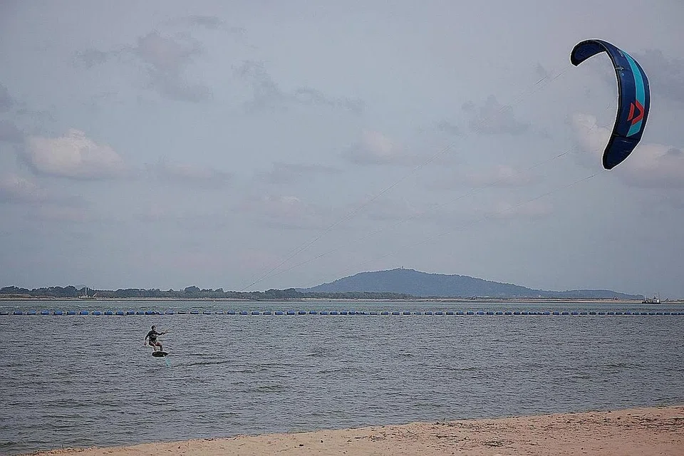 BERIADAH DALAM ANGIN KENCANG: Seorang lelaki melakukan luncur air dalam cuaca berangin lebih kencang di Pantai Changi pada 15 Januari lalu. Keadaan lebih berangin di Singapura biasa berlaku dalam musim tengkujuh timur-laut seperti yang sedang dialami pada masa ini, menurut Khidmat Kaji Cuaca Singapura (MSS). - Foto BH oleh JASON QUAH