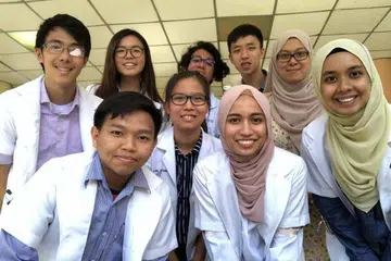 Dr Ayesha Saadiqah Habeeb Mohamed (depan, tengah) merupakan salah seorang penerima Biasiswa SMEF-Perubatan pada 2018.