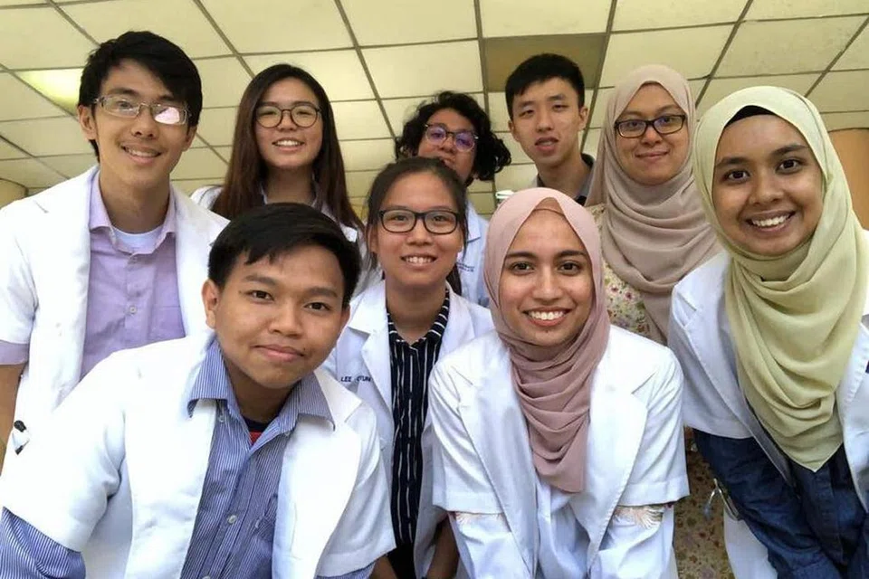 Dr Ayesha Saadiqah Habeeb Mohamed (depan, tengah) merupakan salah seorang penerima Biasiswa SMEF-Perubatan pada 2018.