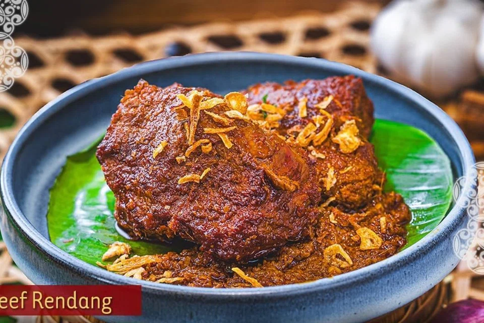 Rendang daging dari Rumah Makan Minang mengambil hampir tiga jam untuk disiapkan. 