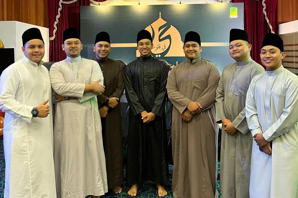 Antara anggota kumpulan nasyid, The Mi’raj Project, (dari kiri) Muhd Redha Jamali, Arif Hamizan Jufri, Muhd Hazim Isa, Dzikry Hakim Jasmani, Ahmad Mursyid Mohd Ariff, Yazid Azlan dan Ahmad Adzakir Saleh, selepas salah satu persembahan mereka. 