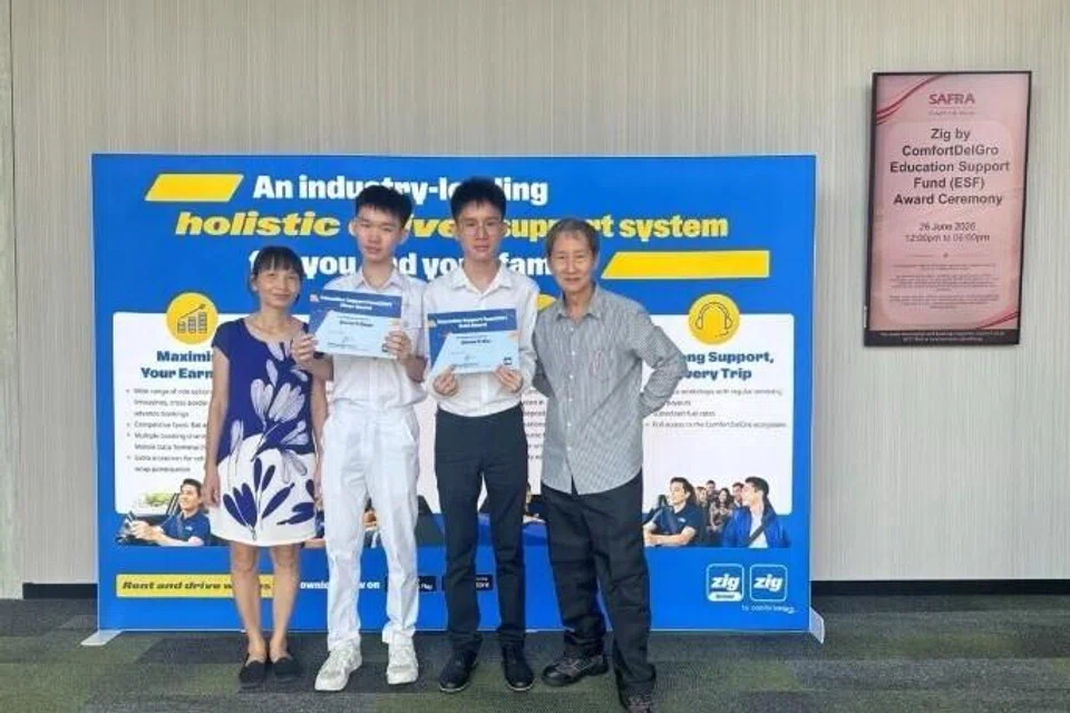 Encik Sieow Yew Lee (kanan), pemandu teksi selama 30 tahun, berasa lega kerana pelajar pengajian tinggi kini layak menerima bantuan dermasiswa ComfortDelGro (CDG). Bersamanya ialah dua daripada tiga anaknya yang menerima dermasiswa itu.