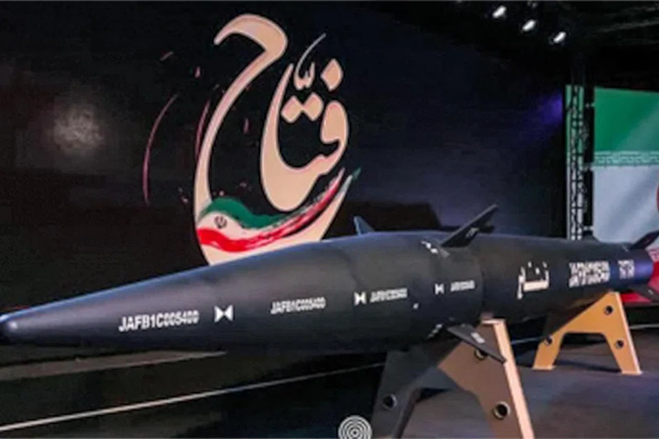PELURU BERPANDU IRAN: Foto daripada Pasukan Pengawal Revolusi Iran ini menunjukkan peluru berpandu Iran yang baru “Fattah” yang boleh meluncur sejauh 1,400 kilometer.