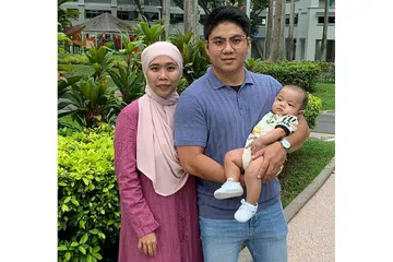 SYUKUR ADA SOKONGAN: Cik Nurul Aisyah Juferi (kiri) berkata beliau bersyukur suaminya, Encik Muhammad Afiq bin Idris, sentiasa membantunya dalam menguruskan anak sulung mereka, Aiden Reza Muhammad Afiq. - Foto ihsan NURUL AISYAH JUFERI