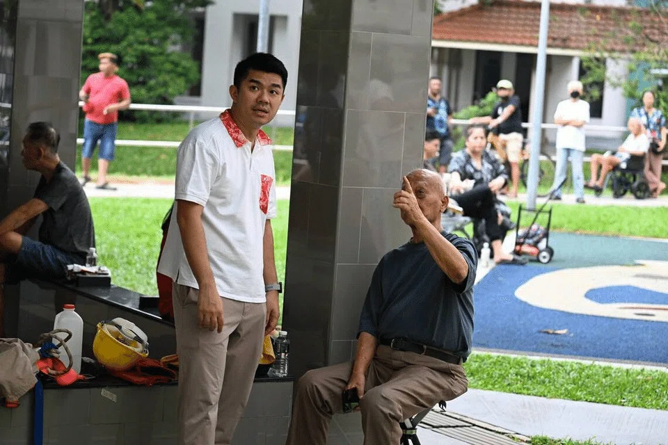 Anggota Parlimen (AP) GRC Bishan-Toa Payoh, Encik Cai Yinzhou, berbual dengan penduduk dari blok terjejas susulan kebakaran di Blok 63, Lorong 5 Toa Payoh pada 6 Oktober.
