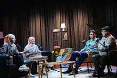Cef Mel Dean (kanan) bersama Pengurus Kanan Pembangunan Perniagaan, firma perundingan, Royal Kings Consultancy, Encik Muhamed Gary Haris, berkongsi tentang kebaikan perniagaan yang meraih manfaat daripada khidmat perundingan. Perkara itu dibincangkan bersama Penerbit dan Penyampai NoTapis, Cik Natasha Mustafa (dua dari kiri), dan Ketua Media Sosial, Cik Siti Aisyah Nordin, dalam episod NoTapis.