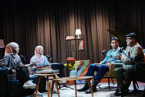 Cef Mel Dean (kanan) bersama Pengurus Kanan Pembangunan Perniagaan, firma perundingan, Royal Kings Consultancy, Encik Muhamed Gary Haris, berkongsi tentang kebaikan perniagaan yang meraih manfaat daripada khidmat perundingan. Perkara itu dibincangkan bersama Penerbit dan Penyampai NoTapis, Cik Natasha Mustafa (dua dari kiri), dan Ketua Media Sosial, Cik Siti Aisyah Nordin, dalam episod NoTapis.