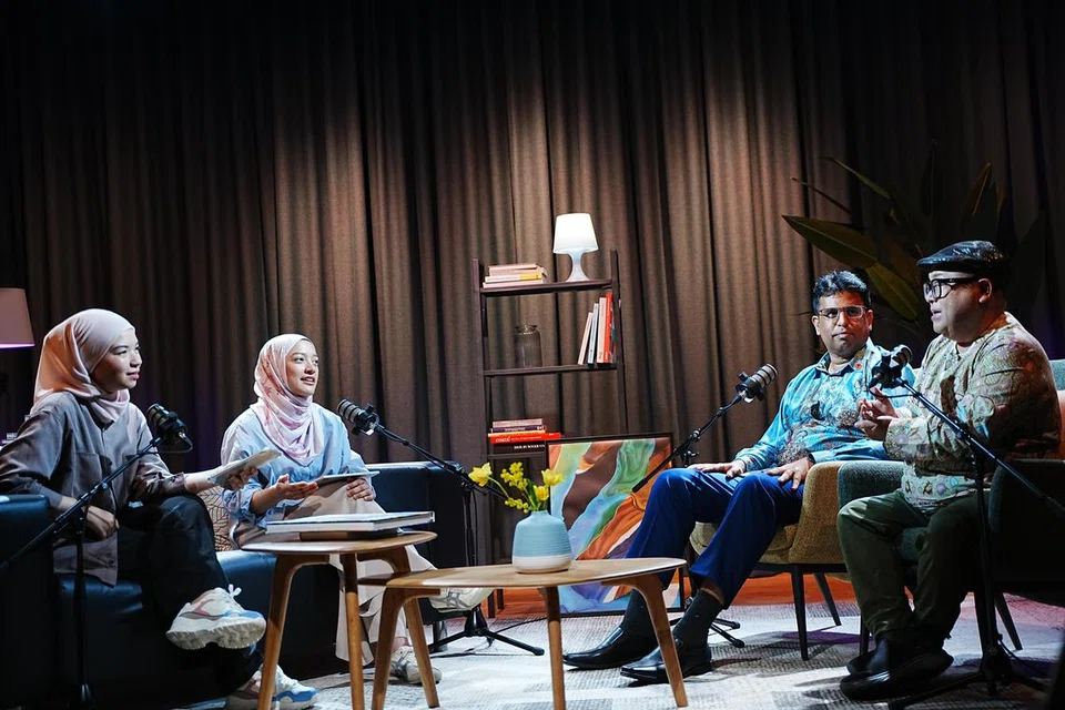 Cef Mel Dean (kanan) bersama Pengurus Kanan Pembangunan Perniagaan, firma perundingan, Royal Kings Consultancy, Encik Muhamed Gary Haris, berkongsi tentang kebaikan perniagaan yang meraih manfaat daripada khidmat perundingan. Perkara itu dibincangkan bersama Penerbit dan Penyampai NoTapis, Cik Natasha Mustafa (dua dari kiri), dan Ketua Media Sosial, Cik Siti Aisyah Nordin, dalam episod NoTapis.