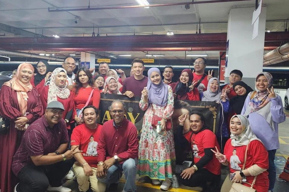 SOKONGAN PEMINAT: Sekumpulan peminat Hady Mirza yang meluangkan masa bersama penyanyi itu di Auditorium Majlis Bandaraya Shah Alam (MBSA) memberikan kata-kata perangsang buat Hady meneruskan perjuangannya.