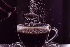 Penulis sedang cuba mengurangkan pengambilan gula tetapi sukar melakukan demikian apabila asyik dihidangkan minuman manis ketika berjalan Raya.