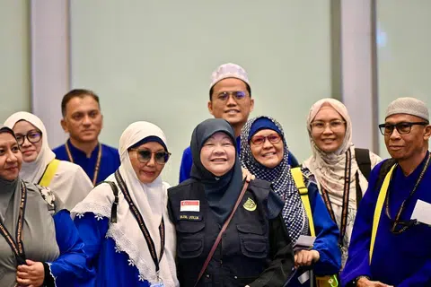Jemaah Haji Singapura yang mengikuti Noor Mohamad Services & Travel di Terminal 3 Lapangan Terbang Changi pada 13 Mei.