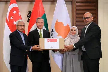Menteri Ehwal Luar, Dr Vivian Balakrishnan (dua dari kiri), serta wakil bukan bermastautin Singapura ke Palestin, Encik Hawazi Daipi (kiri), menyerahkan pakej kemanusiaan kepada Kuasa Usaha Amiriah Arab Bersatu (UAE), Cik Dhabia Jumaa Salem Al Mehairbi (dua dari kanan), dan Konsul Kehormat Republik Cyprus di Singapura, Encik Raja Bose (kanan), di Kementerian Ehwal Luar (MFA) pada 22 Julai. 