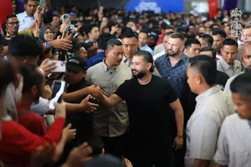 Pemangku Sultan Johor, Tunku Mahkota Ismail (tengah), ramah menyantuni belia yang hadir pada Program Johor Youth Meet-Up di Iskandar Puteri, Johor Bahru. 