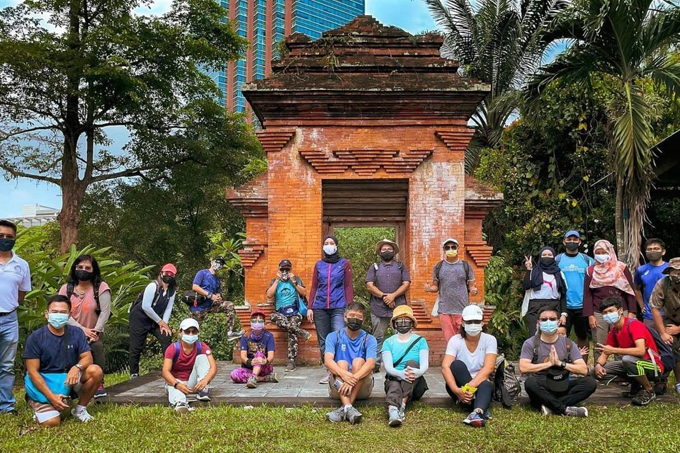 GERBANG BALI: Peserta ekspedisi bergambar di Bali Gate di Gillman's Height. - Foto SARAFIAN SALLEH