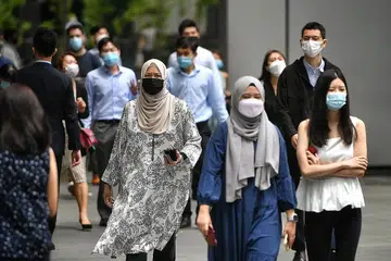 WARGA SINGAPURA: Singapura akan melindungi pekerjaan dan menangani kos lebih tinggi yang timbul dari krisis Russia-Ukraine. - Foto BH oleh CHONG JUN LIANG