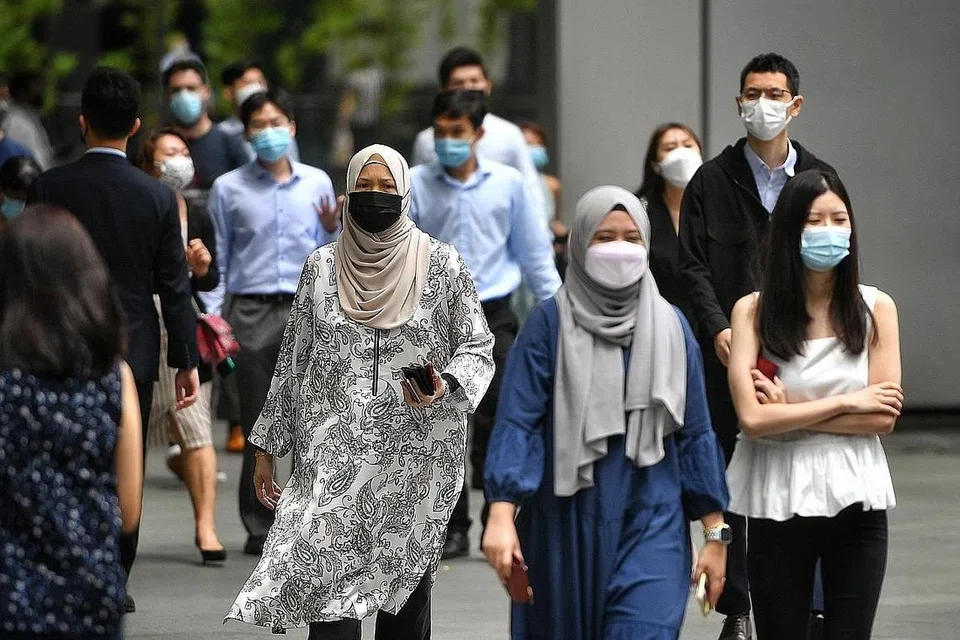 WARGA SINGAPURA: Singapura akan melindungi pekerjaan dan menangani kos lebih tinggi yang timbul dari krisis Russia-Ukraine. - Foto BH oleh CHONG JUN LIANG