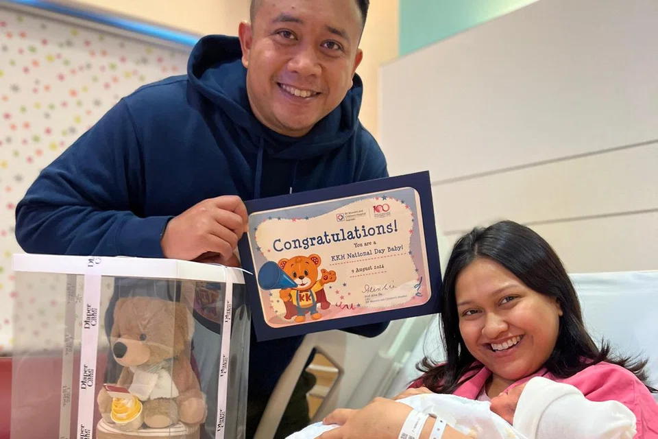 Encik Aufa Ahmad Ridwan Salleh Hoddin dan Cik Azizah Omar bersama anak pertama mereka, bayi lelaki, yang selamat dilahirkan di Hospital Wanita dan Kanak-Kanak KK (KKH) pada 2.58 pagi.