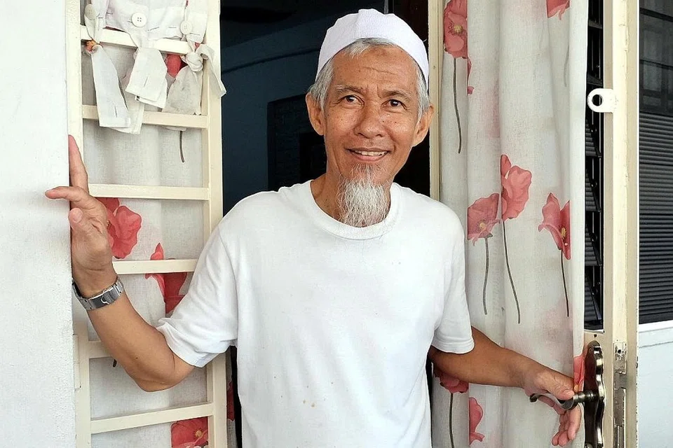 SYUKUR DENGAN BANTUAN: Encik Abdul Rahman Masjuni, 60 tahun, merupakan salah seorang daripada penduduk flat sewa yang terjejas dengan pemerolehan flat bagi perluasan Pusat Pemeriksaan Woodlands. - Foto BH oleh KHALID BABA