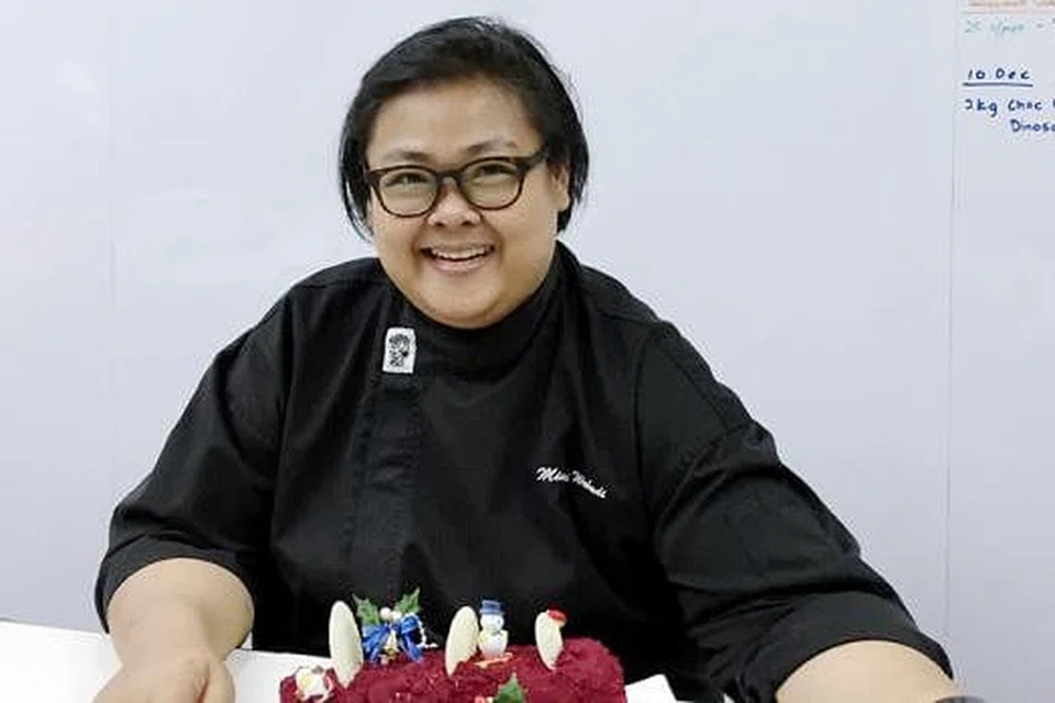 CEF MIMI WAHADI: Selain mengajar cara membuat dan menghias kek logcake Red Blitz di rumah, beliau juga menganjurkan kelas di ToTT, gedung barangan dapur terbesar di Asia. - Foto NURMAYA ALIAS