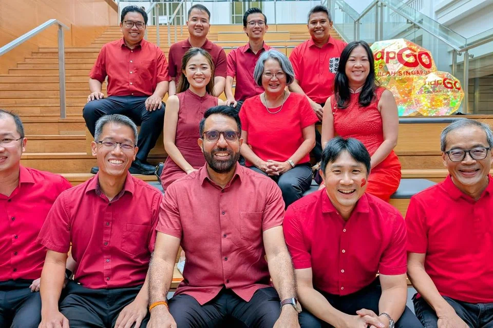 Parti Pekerja, yang dipimpin oleh Encik Pritam Singh (bawah, tengah), juga menggayakan baju merah sempena sambutan Hari Kebangsaan Singapura pada 9 Ogos. 