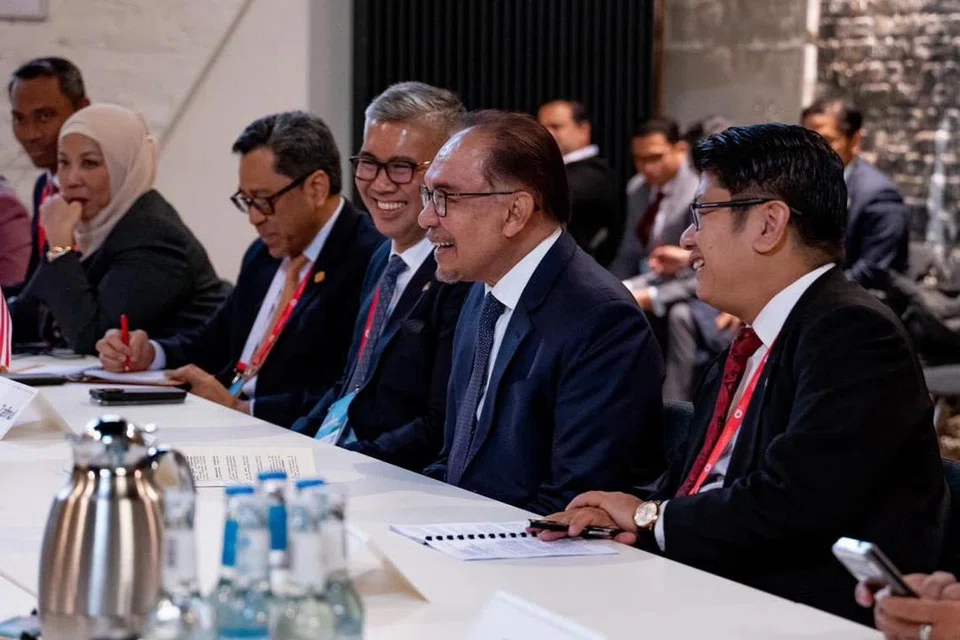 Menteri Pelaburan, Perdagangan dan Industri Malaysia, Tengku Datuk Seri Zafrul Abdul Aziz (tiga dari kanan), menyertai Perdana Menteri, Datuk Seri Anwar Ibrahim dalam pertemuan dengan Menteri Ekonomi dan Tindakan Iklim Jerman, Dr Robert Habeck di Berlin, Jerman, untuk meneroka potensi pelaburan di Malaysia.