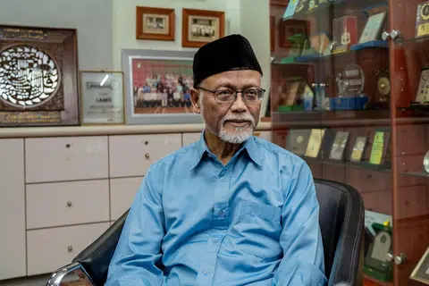 JASA DIIKITIRAF: Ustaz Pasuni menerima Anugerah Jasa Cemerlang Muis, yang diberi sebagai penghormatan kepada individu cemerlang yang membuat sumbangan ketara kepada kehidupan sosioagama masyarakat Muslim di Singapura.