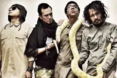 HARUMKAN NAMA SINGAPURA: Klutz, yang dianggotai (dari kiri) Muhd Fazli Sapuan, Muhamad Zaid Ishak, Pirah Shah Jasman dan Mohd Shafiq Kamis, dinobatkan sebagai naib juara Pesta Muzik Pasanggiri di Bandung, menyaingi band handalan Indonesia. - Foto KLUTZ