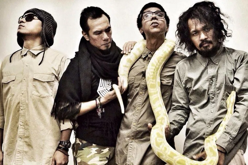 HARUMKAN NAMA SINGAPURA: Klutz, yang dianggotai (dari kiri) Muhd Fazli Sapuan, Muhamad Zaid Ishak, Pirah Shah Jasman dan Mohd Shafiq Kamis, dinobatkan sebagai naib juara Pesta Muzik Pasanggiri di Bandung, menyaingi band handalan Indonesia. - Foto KLUTZ