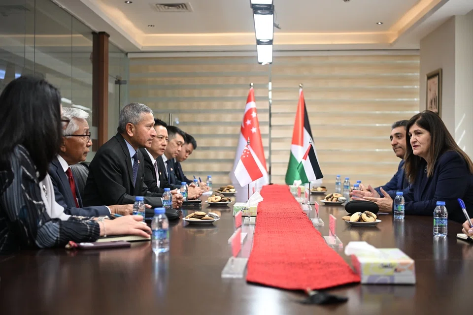 Menteri Ehwal Luar, Dr Vivian Balakrishan (tiga dari kiri), bertemu Menteri Ehwal Luar dan Ekspatriat Penguasa Palestin, Dr Varsen Aghabekian (kanan), semasa melawat pejabatnya di Ramallah. Turut menyertai lawatan itu ialah (dari kiri) Anggota Parlimen (AP), Cik Hazlina Halim; Wakil Singapura kepada Penguasa Palestin, Encik Hawazi Daipi; dan AP, Encik Yip Hong Wen (empat dari kiri).