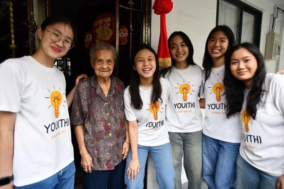 Cik Ayuni (kanan) bersama anggota jawatankuasa You(th) Can Do It semasa lawatan estet Jalan Kukoh pada 2024.