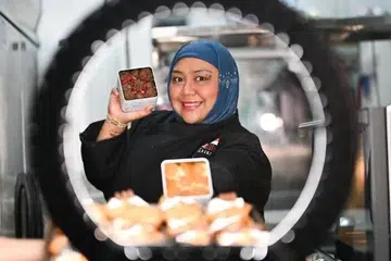 Cik Nur Syafawani, ibu tiga anak berusia 12, sembilan dan tiga tahun, mengendalikan perniagaan bakeri dalam talian dari seberang Tambak.