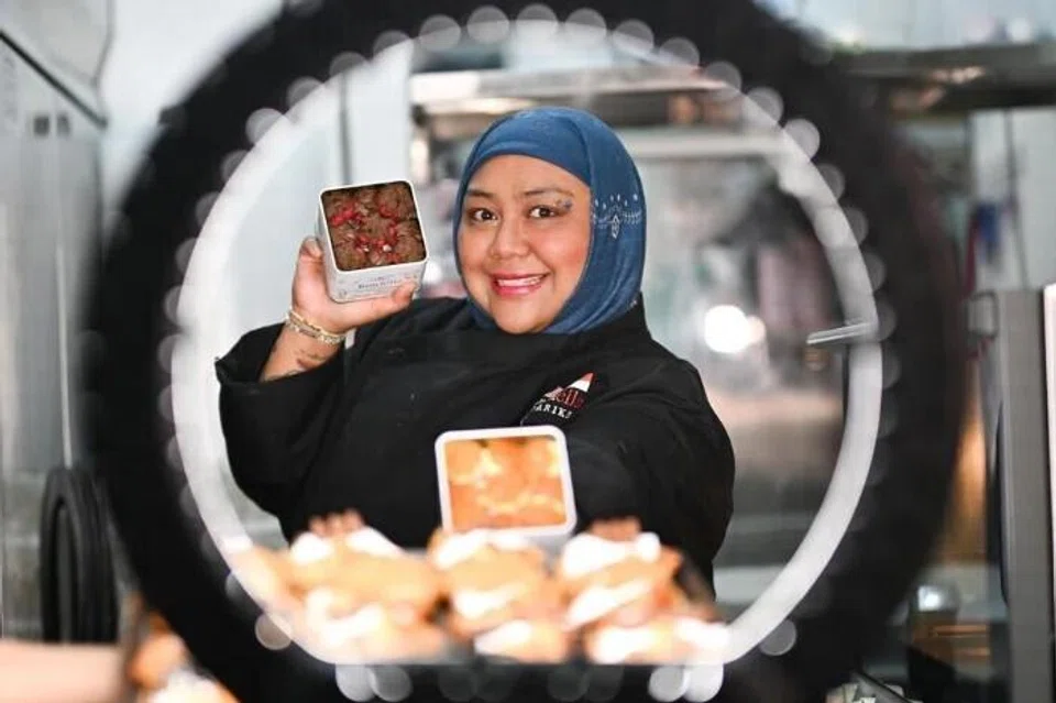 Cik Nur Syafawani, ibu tiga anak berusia 12, sembilan dan tiga tahun, mengendalikan perniagaan bakeri dalam talian dari seberang Tambak.