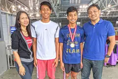 KELUARGA KONGSI GEMBIRA: Ardi (dengan pingat) meraikan kejayaan bersama keluarga termasuk bapanya, Mohamed Azman Atan (kanan), ibu Zarina Mohd Razali dan abang sulungnya, Azri Zuhairi. Seorang lagi anggota keluarga, adik bongsu Ari Zulhakim tiada dalam gambar kerana sedang bersekolah. - Foto ihsan ZARINA MOHD RAZALI