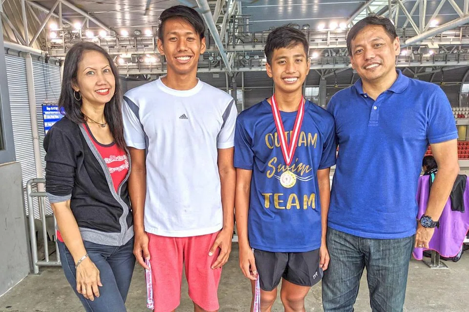 KELUARGA KONGSI GEMBIRA: Ardi (dengan pingat) meraikan kejayaan bersama keluarga termasuk bapanya, Mohamed Azman Atan (kanan), ibu Zarina Mohd Razali dan abang sulungnya, Azri Zuhairi. Seorang lagi anggota keluarga, adik bongsu Ari Zulhakim tiada dalam gambar kerana sedang bersekolah. - Foto ihsan ZARINA MOHD RAZALI