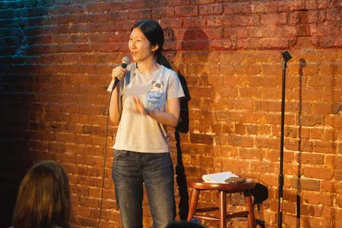 DICARI: Jocelyn Chia memperkecilkan kehilangan pesawat Penerbangan Malaysia Airlines 370 pada 2014 semasa pertunjukan komedi di hadapan penonton di New York.