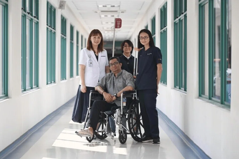 Encik Mohamad Shahrel Hamid bersama (dari kiri) kaunselor genetik utama di Pusat Perubatan Jitu dan Genomik Hospital Tan Tock Seng (TTSH), Cik Lim Chia Wei; anak perempuannya, Cik Nurul Naqisyah Mohamad Shahrel; dan perunding kanan dari Jabatan Sakit Tulang, Alahan dan Imunologi TTSH, Dr Lim Xin Rong.