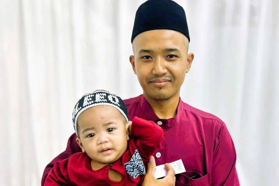 Encik Adam Iskandar Abdullah datang ke studio kerana mahu merakamkan kenangan bersama anaknya.