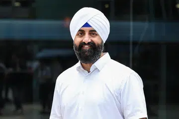 Peguam, Encik Kawal Pal Singh, dilihat di GRC Bishan-Toa Payoh bersama Menteri Pengangkutan, Encik Chee Hong Tat, pada 13 April, namun tidak akan bertanding dalam GE2025.