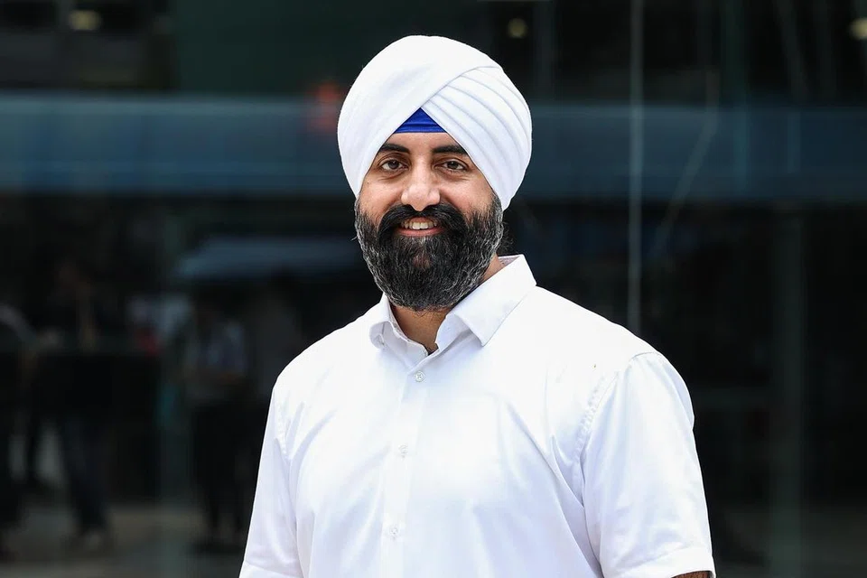Peguam, Encik Kawal Pal Singh, dilihat di GRC Bishan-Toa Payoh bersama Menteri Pengangkutan, Encik Chee Hong Tat, pada 13 April, namun tidak akan bertanding dalam GE2025.