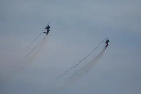 PERTUNJUKAN AEROBATIK: Dua jet pejuang F-15SG melakukan pergerakan aerobatik.