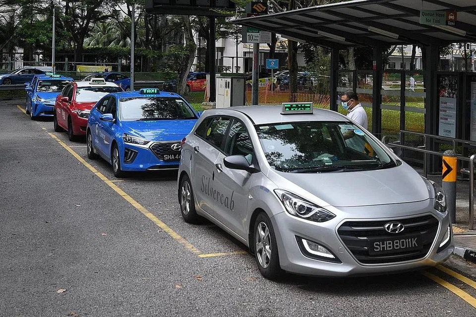 PENUMPANG MEROSOT: Sebelum Fasa Dua Dipertingkat, yang sedang dilaksana, jumlah penumpang teksi dan kereta sewa privet sekitar 80 peratus daripada jumlah sebelum Covid-19. Ia kini merosot kepada kira-kira 55 peratus. - Foto BH oleh KUA CHEE SIONG