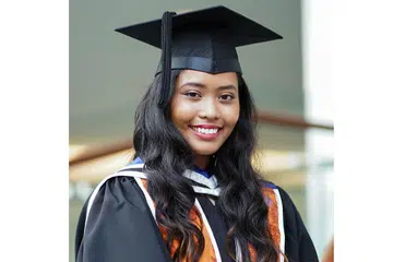 CIK NUR DIYANAH KAMARUDIN: Raih ijazah Sarjana Muda Sastera dengan Kepujian daripada Kolej Yale-NUS. Menurutnya, sistem pembelajaran bersifat pelbagai disiplin di kolej itu telah mempersiapkannya untuk dunia pekerjaan. Beliau juga berharap dapat meneruskan pengajian di peringkat Sarjana Pentadbiran Perniagaan di Amerika Syarikat. - Foto KOLEJ YALE-NUS