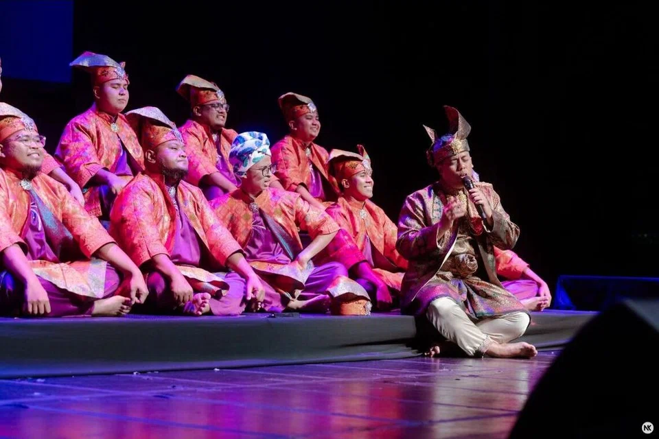 Encik Safuan (paling kanan) berkata antara asas terpenting bagi Tukang Karut ini ialah keberanian dan keupayaan berkarut secara spontan, yang menuntut penguasaan bahasa serta kefahaman mendalam terhadap tema dan mesej.