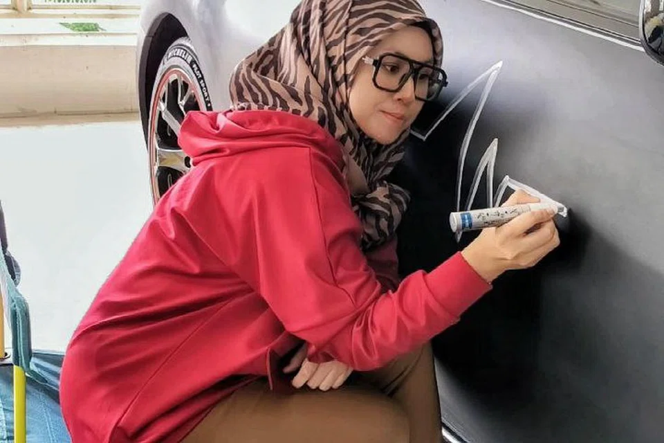 Sebelum melukis langsung ke kereta pelanggan, Cik Nabihah akan melakarkan draf.