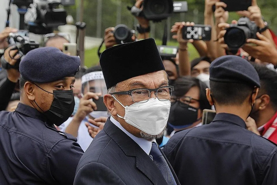 ANWAR IBRAHIM: Telah utarakan pandangan berkenaan kesan Covid-19, kewajaran Parlimen bersidang dan darurat yang tidak perlu diteruskan, semasa menghadap Agong.