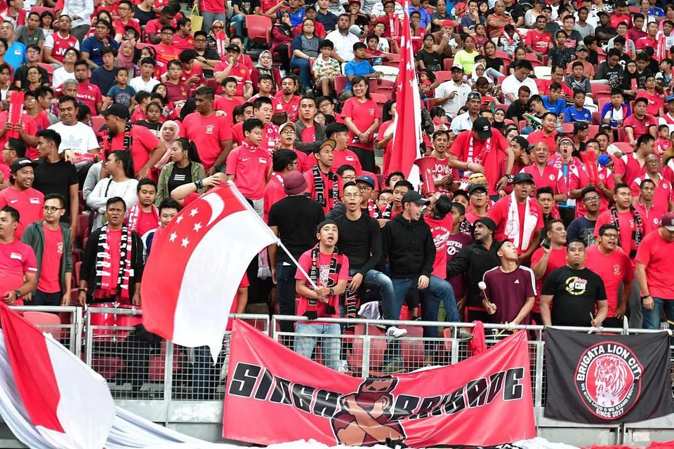 SOKONGAN PADU: Penyokong hadir memberi sorakan dan sokongan padu kepada pasukan Singapura yang berhadapan dengan Indonesia di Stadium Negara semasa perlawanan pembukaan Kumpulan B dalam Piala Suzuki AFF tahun ini pada 9 November 2018.