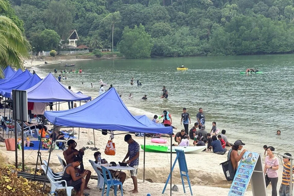 Pantai Tanjung Biru, Port Dickson, Negeri Sembilan, antara yang selesa untuk aktiviti perkelahan hujung minggu bersama keluarga.
